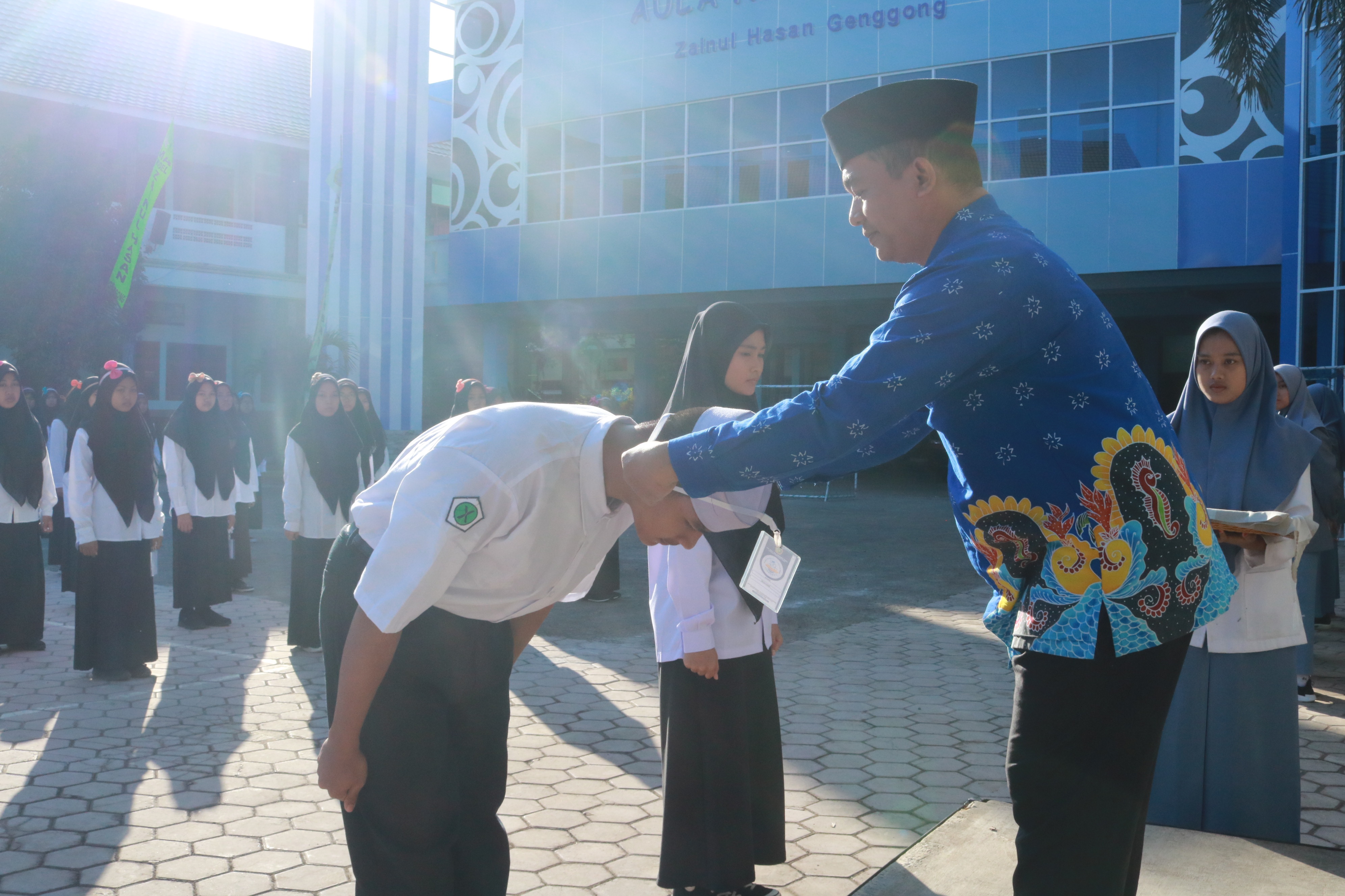 Penyematan tanda peserta MPLS 2023 oleh kepala sekolah, Ust. M. Inzah, M.Pd.I